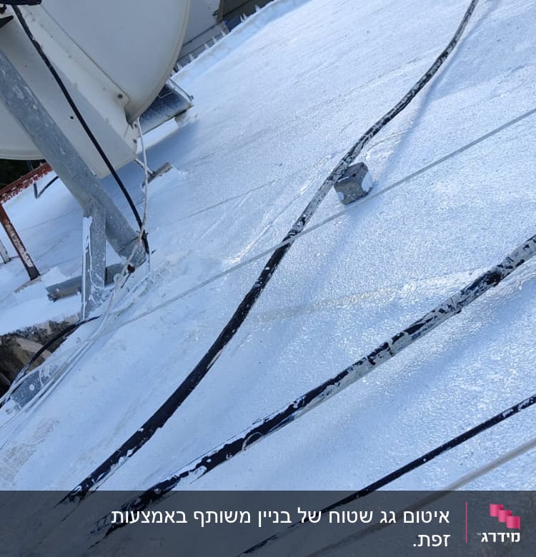 גג אטום בלבן עם כבלים שחורים